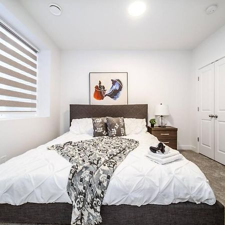 *New* Modern Suite King Bed! Netflix! Sleeps 4! エドモントン エクステリア 写真