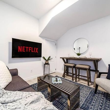 *New* Modern Suite King Bed! Netflix! Sleeps 4! エドモントン エクステリア 写真