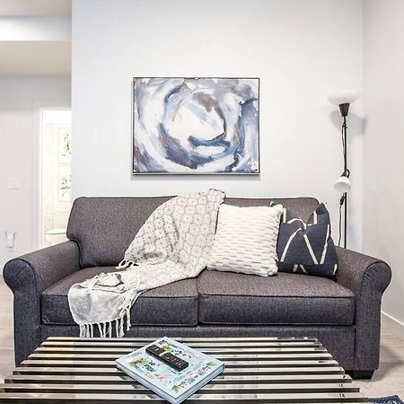 *New* Modern Suite King Bed! Netflix! Sleeps 4! エドモントン エクステリア 写真