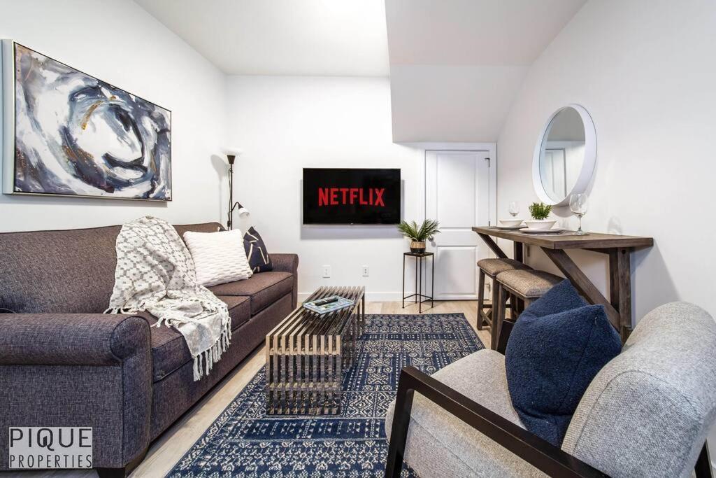*New* Modern Suite King Bed! Netflix! Sleeps 4! エドモントン エクステリア 写真