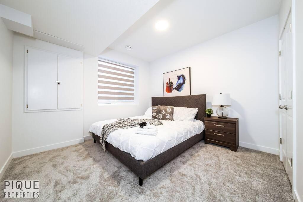 *New* Modern Suite King Bed! Netflix! Sleeps 4! エドモントン エクステリア 写真