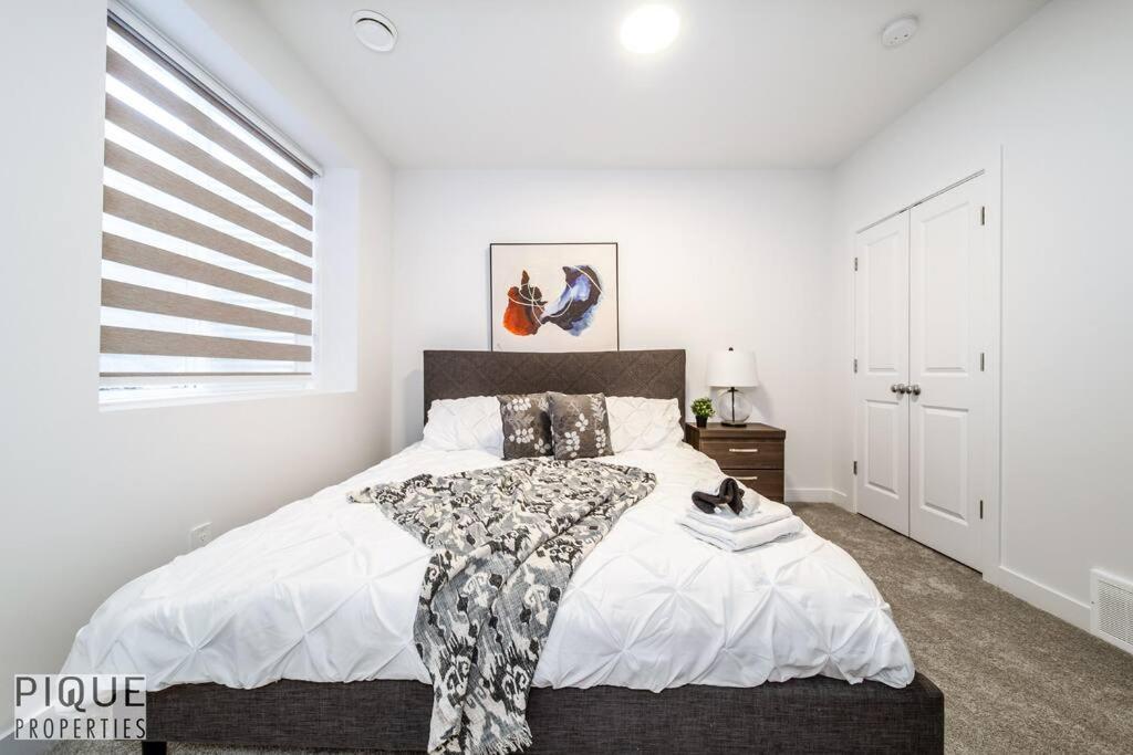 *New* Modern Suite King Bed! Netflix! Sleeps 4! エドモントン エクステリア 写真