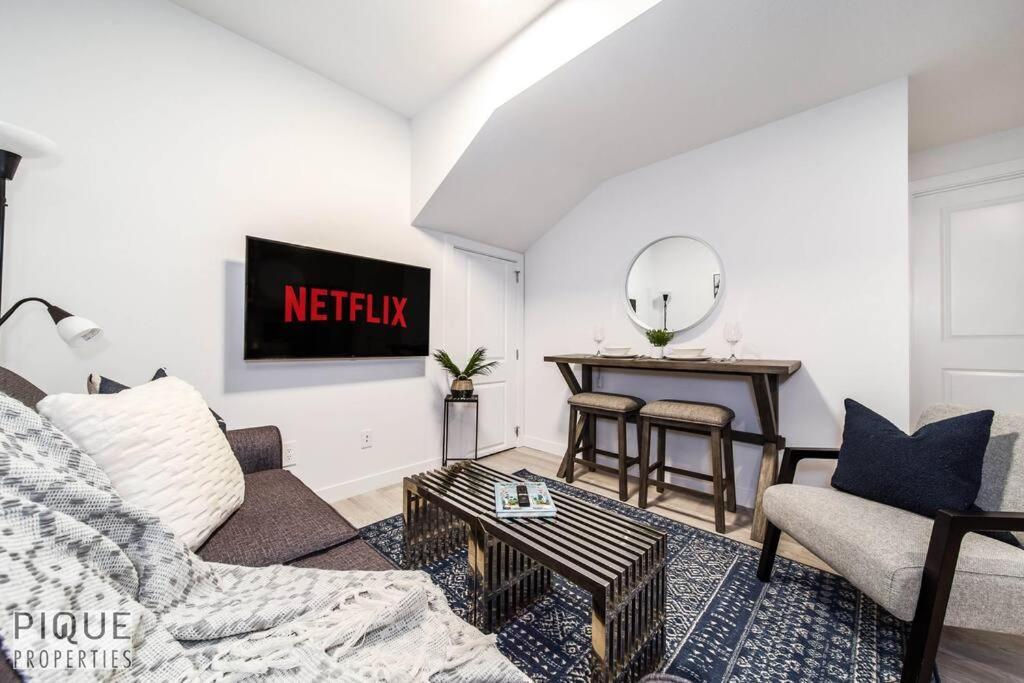 *New* Modern Suite King Bed! Netflix! Sleeps 4! エドモントン エクステリア 写真
