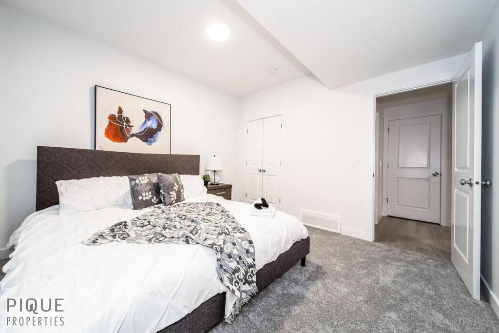 *New* Modern Suite King Bed! Netflix! Sleeps 4! エドモントン エクステリア 写真