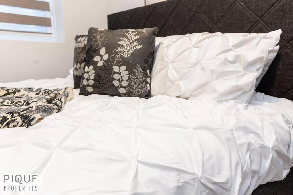 *New* Modern Suite King Bed! Netflix! Sleeps 4! エドモントン エクステリア 写真