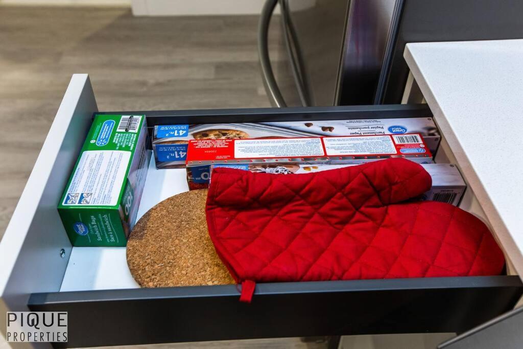 *New* Modern Suite King Bed! Netflix! Sleeps 4! エドモントン エクステリア 写真